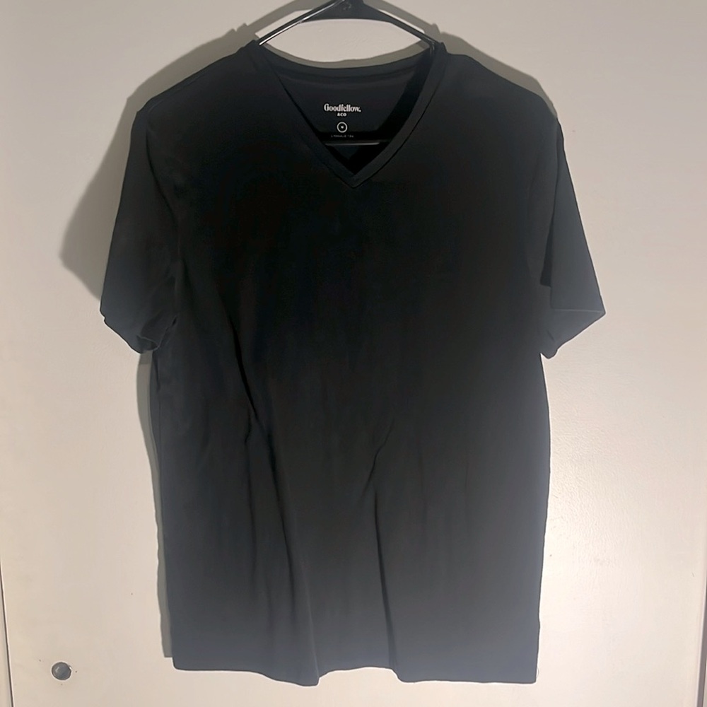Casual V-neck black tee